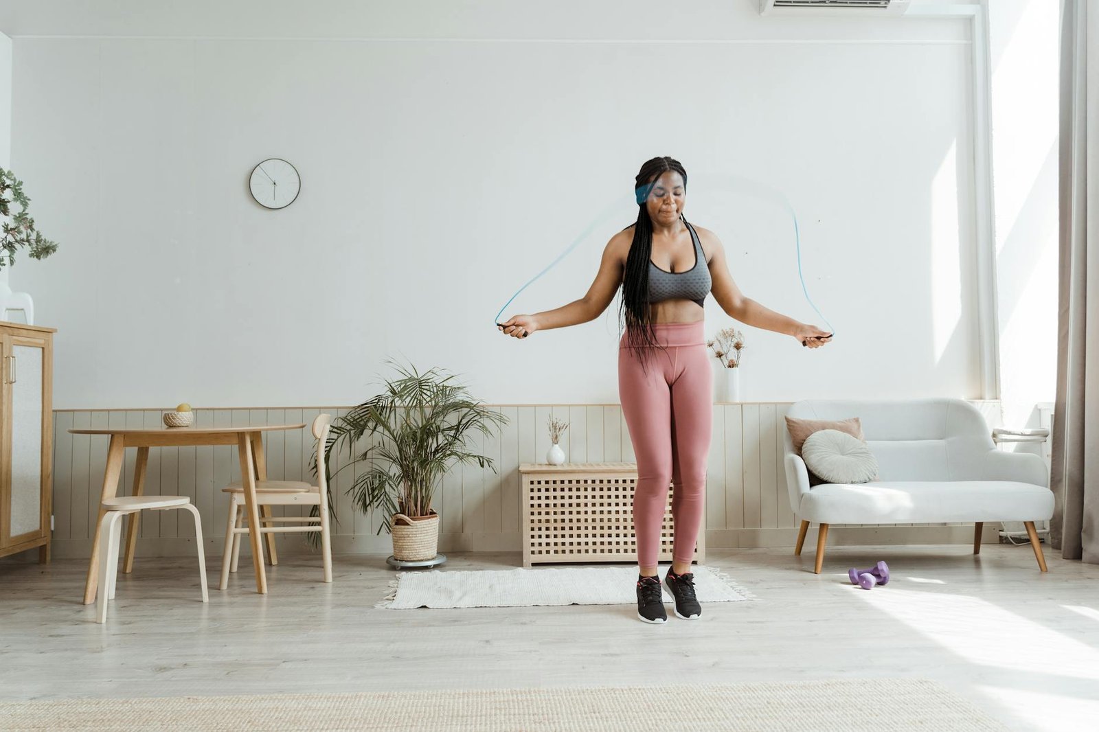https://www.pexels.com/photo/woman-using-a-jump-rope-8846350/